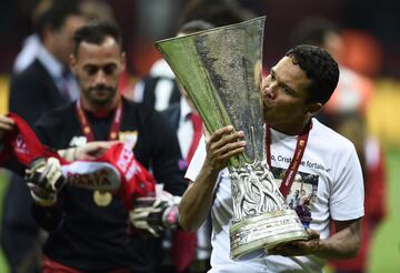 El delantero de Puerto Colombia defendi車 los colores de tres equipos de LaLiga: Con el Sevilla jug車 108 encuentros y marc車 49 goles (2013-15); en el Villarreal disput車 144 encuentros y anot車 43 goles (2017-21) y con el Granada particip車 en 19 partidos y marc車 1 gol (2021-22). Fue campe車n de la UEFA Europa League tres veces; dos con el Sevilla y una con el Villarreal.