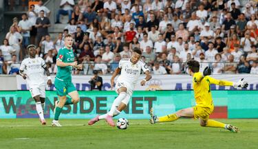 Qué gran balón filtró Tchouameni para encontrar la carrera de su compatriota Mbappé, que tumbó con una finta al portero rival y marcó a placer el tanto del 0-3, sellando así su doblete particular.