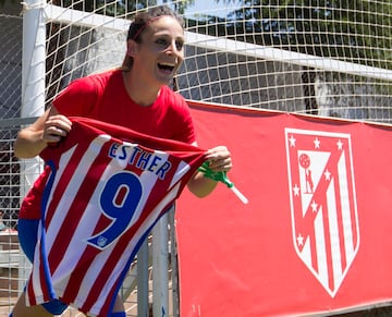 Otra de las jugadoras que ya no están en la disciplina de Atlético ni Real Madrid, pero saben lo que es vestir ambas camisetas: Esther González (Huéscar, 1992). La campeona del mundo, ahora en el Gotham, fue jugadora rojiblanca desde 2013 hasta 2019 y estuvo en Valdebebas desde 2021 a 2023. Con el Atlético ganó una Copa y tres Ligas consecutivas.