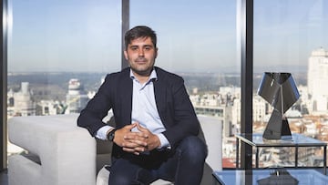 David Aganzo, candidato a la presidencia de AFE, en la 14ª planta de Gran Vía con Madrid al fondo.