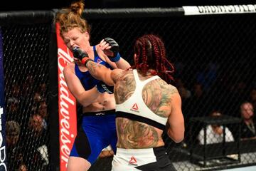 Cris Cyborg golpeando a Tonya Evinger durante el UFC 214.