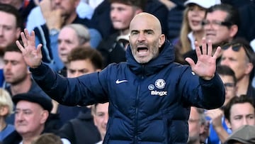Chelsea's Italian head coach Enzo Maresca shouts instructions to the players from the touchline during the English Premier League football match between Chelsea and Newcastle United at Stamford Bridge in London on October 27, 2024. (Photo by JUSTIN TALLIS / AFP) / RESTRICTED TO EDITORIAL USE. No use with unauthorized audio, video, data, fixture lists, club/league logos or 'live' services. Online in-match use limited to 120 images. An additional 40 images may be used in extra time. No video emulation. Social media in-match use limited to 120 images. An additional 40 images may be used in extra time. No use in betting publications, games or single club/league/player publications. /