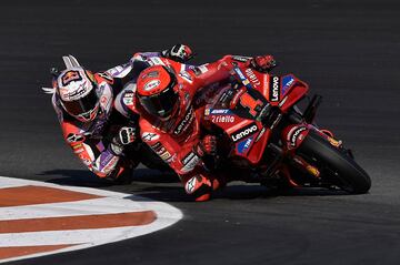 Jorge Martín circulaba segundo detrás de Francesco Bagnaia cuando cometió un error al salirse de la trazada que a punto estuvo de llevarse por delante al piloto italiano. 