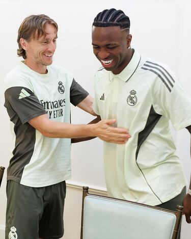 Vinicius Jr. saluda a Luka Modric, a la llegada del primero al hotel Four Seasons Palm Beach, en Florida.