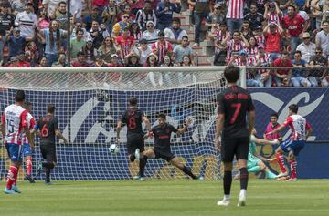 El jugador del Atlético San Luis, Nicolás Ibáñez, marca el 1-0.