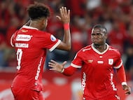AME566. CALI (COLOMBIA), 05/03/2026.- Jhon Tilman Palacios (d) de América celebra un gol con su compañero Daniel Valencia este jueves, durante un partido de la primera fase de la Copa Sudamericana entre América y Bucaramanga en el estadio Pascual Guerrero en Cali (Colombia). EFE/ Ernesto Guzmán