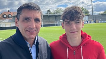 Tayfun Korkut, exjugador de la Real Sociedad y el Espanyol, posa orgulloso junto a su hijo Efe, ahora en el Stuttgart que juega la Youth League.