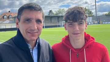 Tayfun Korkut, exjugador de la Real Sociedad y el Espanyol, posa orgulloso junto a su hijo Efe, ahora en el Stuttgart que juega la Youth League.
