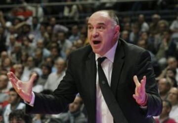 El entrenador del Real Madrid Pablo Laso durante el partido correspondiente a la decimotercera jornada de Liga ACB que disputan frente al Real Madrid en el Palacio de los Deportes de Madrid.