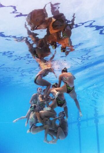 El equipo chino durante su ejercicio en la final de natación sincronizada de los Mundiales de Kazán, Rusia.