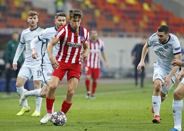 Además de un rendimiento extraordinario en ataque, Llorente es un comodín para Simeone. Sabe que poniéndole donde le sea va a dar un buen rendimiento y eso le ha llevado a acumular minutos como carrilero y hasta lateral derecho durante la ausencia de Trippier por sanción. Ante el Chelsea fue la última cita donde le tocó jugar en la defensa, lugar en el que se siente más incómodo, pero siempre aporta al equipo.  