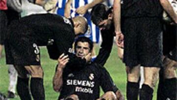 <B>PENALTI CLARO</B>. Figo, en el suelo, después de que Juanito cometiera el penalti sobre él. Sus compañeros se interesan por su estado físico.