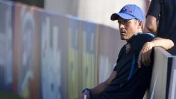 <b>LIBRETA EN MANO. </b>Luis Enrique observa a sus jugadores durante un entrenamiento.