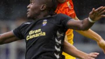 <b>MUY ACTIVO. </b>Thievy, que estuvo muy activo durante todo el encuentro, pugna un balón con Planas, central del Barcelona B.