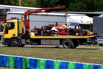 El vehículo del piloto australiano Daniel Ricciardo de Red Bull es remolcado.