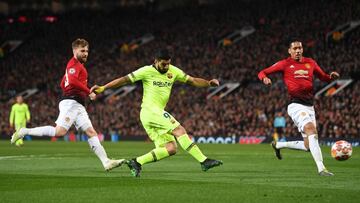 MANCHESTER, ENGLAND - APRIL 10:  Luis Suarez of Barcelona shoots during the UEFA Champions League Quarter Final first leg match between Manchester United and FC Barcelona at Old Trafford on April 10, 2019 in Manchester, England. (Photo by Michael Regan/Ge