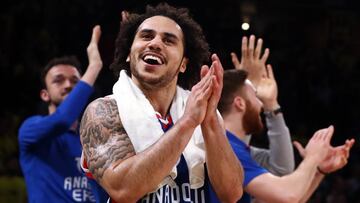Basketball - EuroLeague Final Four Semi Final A - Fenerbahce Beko Istanbul vs Anadolu Efes Istanbul - Fernando Buesa Arena, Vitoria-Gasteiz, Spain - May 17, 2019 Anadolu Efes Istanbulâ??s Shane Larkin celebrates after the game. REUTERS/Sergio Perez