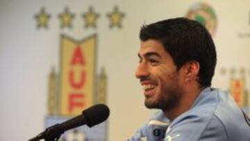 Suárez, en rueda de prensa con Uruguay.