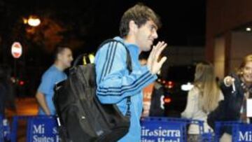 <b>AL ALZA. </b>Kaká saluda a los afi cionados a su llegada al hotel de concentración del equipo.
