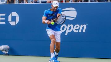 Consulta cómo y dónde ver el partido de primera ronda del US Open entre Novak Djokovic y Roberto Carballés que se disputa hoy, lunes 26 de agosto.
