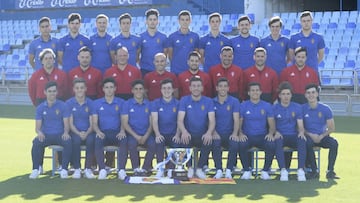 El Juvenil del Real Zaragoza posa con la Copa de Campeones en La Romareda el pasado mes de mayo