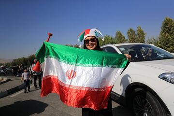 Seguidoras iraníes con banderas en los alrededores del Estadio Azazi en Teherán para ver desde dentro del estadio el partido entre Irán y Camboya de fase de clasificación para el Mundial de 2022.
