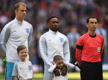 Jermaine Defoe of England and England mascot Bradley Lowery in the team line up.