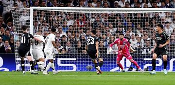 Le pitaron una pena máxima a Rice por un agarrón a Mbappé, pero después de más de dos minutos de revisión de VAR, Letexier corrigió su decisión inicial y anuló el penalti a favor del Real Madrid. 