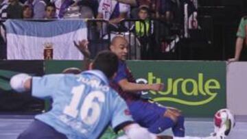 Ari remata a la meta de Juanjo.