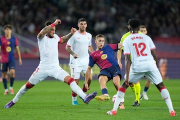 BARCELONA, 20/10/2024.- El centrocampista del Barcelona Fermín López (2-d) juega un balón entre Nemanja Gudelj (i) y Albert Sambi Lokonga (d), ambos del Sevilla, durante el partido de LaLiga que FC Barcelona y Sevilla FC disputan este domingo en el estadio Lluis Companys. EFE/Alberto Estévez
