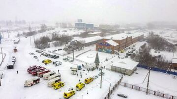 Rescuers arrive to Listvyazhnaya coal mine in the Kemerovo region near the town of Belovo after an accident on November 25, 2021. - At least 11 people are dead and dozens still missing underground after an accident at Listvyazhnaya coal mine, officials sa