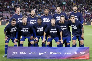 El equipo del Barcelona con una camiseta de ánimo para Dembele, lesionado contra el Getafe.