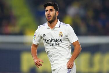De toda la lista, Asensio es quien más ha deshojado la margarita. El balear parecía tener pie y tres cuartos fuera del Madrid en verano. Ancelotti llegó a reconocer que estaba buscando equipo y así se explicaban sus ausencias en los planes del técnico cuando el curso amanecía. Asensio se quedó, se molestó en un partido ante el Mallorca donde calentó y no jugó, se llevó una pitada el día siguiente y se reivindicó con un gol al Leipzig para empezar a hacer las paces. Poco a poco fue creciendo en su rol de suplente agitador (3 goles y 3 asistencias en 426′), hasta el punto de ganarse un hueco en la lista de Luis Enrique para el Mundial. Y con España, sí fue titular. Y como ‘9′, abriendo una posibilidad más al abanico. Si en el mercado estival Jorge Mendes buscaba ofertas jugosas, ahora Asensio quiere seguir. AS ya informó de su intención de continuar. Tocará sentarse a la mesa.