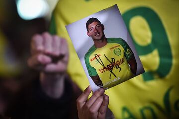 FC Nantes football club supporters gather in Nantes after it was announced that the plane Argentinian forward Emiliano Sala was flying on vanished during a flight from Nantes in western France to Cardiff in Wales, on January 22, 2019. - The 28-year-old Ar