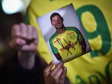 FC Nantes football club supporters gather in Nantes after it was announced that the plane Argentinian forward Emiliano Sala was flying on vanished during a flight from Nantes in western France to Cardiff in Wales, on January 22, 2019. - The 28-year-old Ar