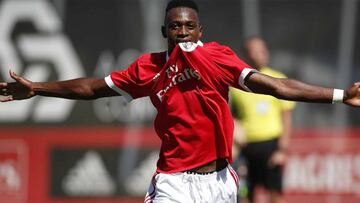 Embal&oacute; celebra un gol con el Benfica