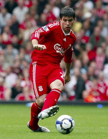 Vistió la camiseta del Liverpool durante cuatro temporadas entre 2006 y 2010. Militó dos temporadas en el Atlético de Madrid desde 2012 hasta 2014.