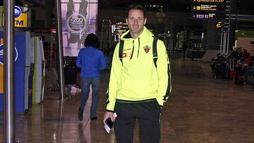 Edu Albacar, ayer, en el aeropuerto, antes de viajar a Madrid.