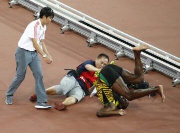 Un cámara de televisión en su 'Segway' se llevó por delante a Usain Bolt en la vuelta de honor de la final de 200m.