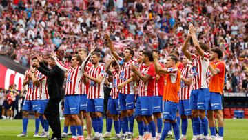 Los jugadores del Atlético celebran el triunfo ante el Real Madrid.