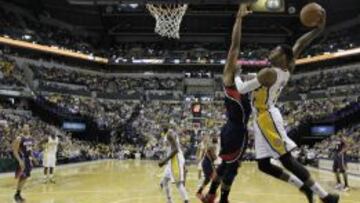 Paul George intenta machacar el aro de los Hawks ante la oposición de Al Horford.