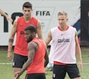 Giménez y Llorente, aspirantes al once de Simeone ante la Juve