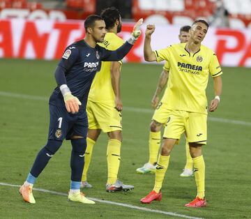 Debutó con el Villarreal el viernes 19 de junio, en la victoria del Submarino sobre el Granada (0-1) de la jornada 30 de LaLiga Santander. Chakla hizo historia convirtiéndose en el primer marroquí que viste la camiseta del Villarreal en Primera. El defensa ya había jugado anteriormente en Copa con el primer equipo amarillo.