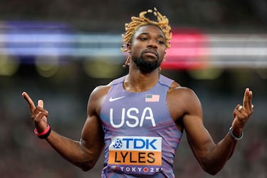 El estadounidense Noah Lyles reacciona tras ganar la semifinal de los 200 metros masculinos en el Campeonato Mundial de Atletismo en Tokio. 