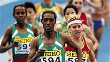 <b>ESFUERZO DE PLATA.</B> Marta Domínguez defendió con garra la segunda plaza tras la etíope Adere.