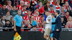 BILBAO (ESPAÑA), 29/10/2023.- El delantero del Valencia Hugo duro (2d) se retira lesionado durante el partido correspondiente a la jornada 11 de LaLiga que Athletic Club y Valencia disputan este domingo en el estadio San Mamés de Bilbao. EFE/ Luis Tejido
