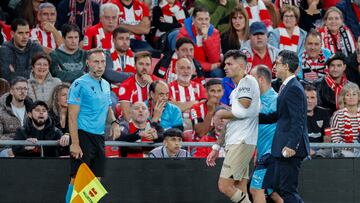 BILBAO (ESPAÑA), 29/10/2023.- El delantero del Valencia Hugo duro (2d) se retira lesionado durante el partido correspondiente a la jornada 11 de LaLiga que Athletic Club y Valencia disputan este domingo en el estadio San Mamés de Bilbao. EFE/ Luis Tejido
