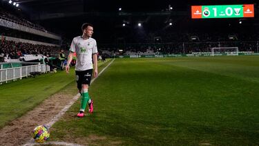 Íñigo Vicente, del Racing, se dirige a sacar un córner en El Sardinero contra el Leganés.