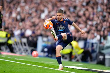 Defensor joven con proyección. Su contrato expira en 2025, hasta ahora no han llegado a un acuerdo. 