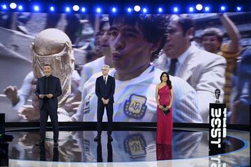 Ruud Gullit, Arsene Wenger y Reshmin Chowdhury durante el homenaje a Diego Armando Maradona, campeón del mundo con Argentina en 1986, fallecido hace unas semanas.